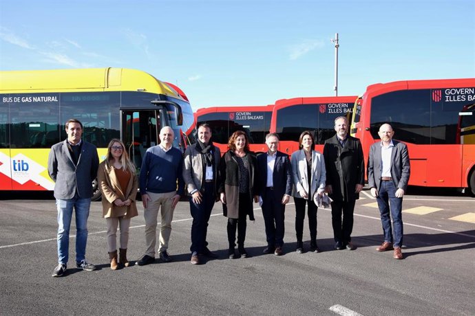 Visita de la presidenta del Govern, Francina Armengol, y otras autoridades, a las cocheras de Moventis con motivo de la gratuidad en el transporte público para 2023.