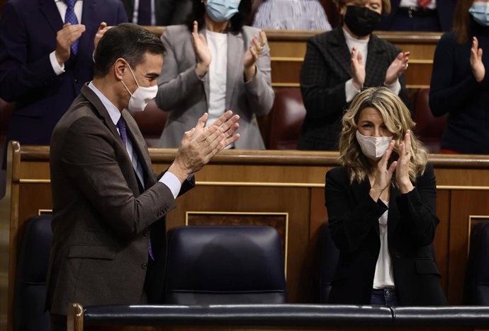 Archivo - El presidente del Gobierno, Pedro Sánchez, y la vicepresidenta segunda del Gobierno y ministra de Trabajo y Economía Social, Yolanda Díaz, aplauden en una sesión plenaria en el Congreso de los Diputados, a 3 de febrero de 2022, en Madrid (Espa