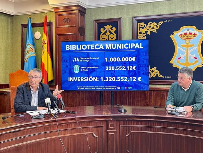 El presidente de la Diputación, Francisco Salado, y el alcalde de Nerja, José Alberto Armijo, han presentado el proyecto de ejecución de esta biblioteca municipal.
