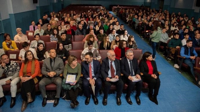 La presidenta del Gobierno de La Rioja, Concha Andreu, ha participado esta mañana en el acto de reconocimiento a la excelencia académica en el que se ha homenajeado a un total de 71 alumnos y alumnas