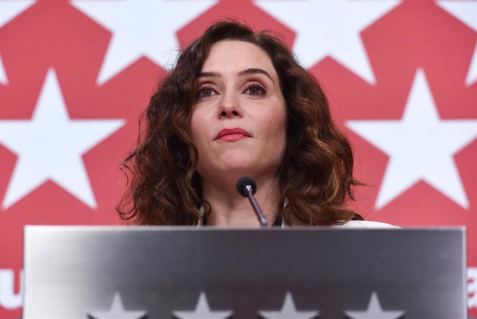 La presidenta de la comunidad de Madrid, Isabel Díaz Ayuso, durante una rueda de prensa posterior a la reunión del Consejo de Gobierno de la Comunidad de Madrid, en la Real Casa de Correos, a 28 de diciembre de 2022.