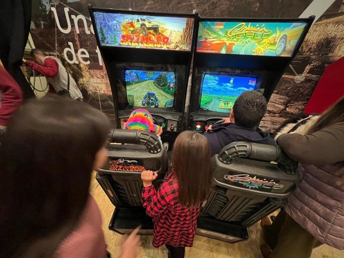 Pacman, Mario Cars, Streetfighter, Tetris, Cruising World, DDR, las Tortugas Ninja o Astérix forman parte de la Fiesta de la Nostalgia en el Auditorio Riberas del Guadaíra dentro de la programación municipal de Navidad.