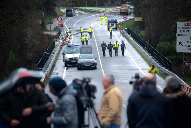Un equipo especializado de la Guardia Civil participa en la reconstrucción del accidente del autobús siniestrado en el río Lérez, a 28 de diciembre de 2022, en Cerdedo-Cotobade, Pontevedra, Galicia (España). El equipo especial de la Guardia Civil de Mérid