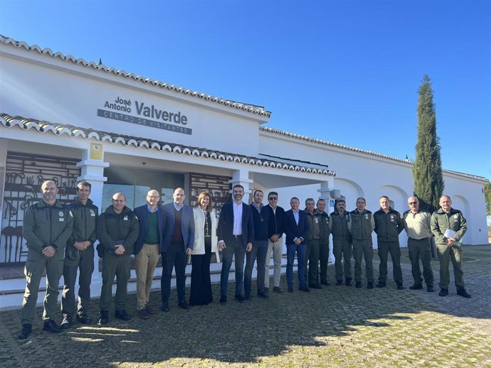 Fernández-Pacheco en una reunión con agentes de Medio Ambiente