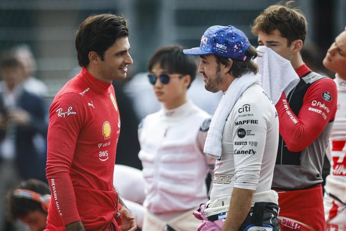 Archivo - Carlos Sainz y Fernando Alonso charlan durante el Gran Premio de México