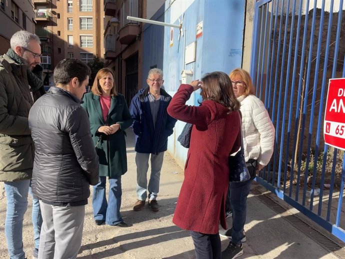 La portavoz del PP en el Ayuntamiento de Valncia, María José Catalá, y el edil 'popular' Carlos Mundina junto a vecinos de San Antonio en los accesos a las naves de Zaidía.