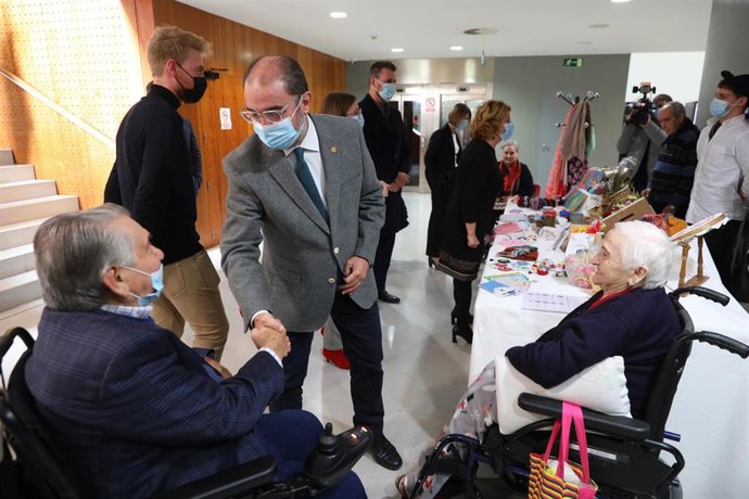 El presidente del Gobierno de Aragón, Javier Lambán, ha visitado la residencia 'Elías Martínez'.
