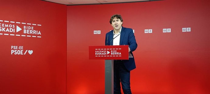 El secretario general del PSE-EE, Eneko Andueza, en una comparecencia en la sede socialista de Bilbao