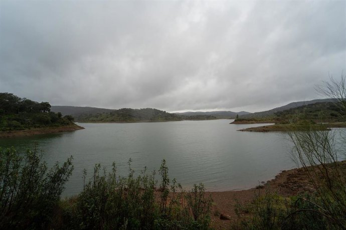 Vista del Pantano de la Minilla embalse que suministra a la capital Andaluza, a 12 de Diciembre de 2022 en Sevilla, (Andalucía, España).Las últimas lluvias comienzan a llenar los pantanos Andaluces, según la Agencia Estatal de Meteorología.