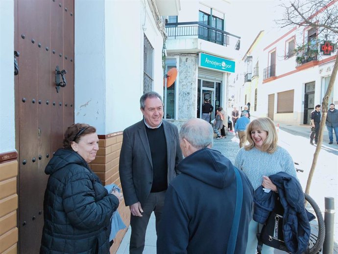 El secretario general del PSOE de Andalucía, Juan Espadas, durante su visita a Cortegana.