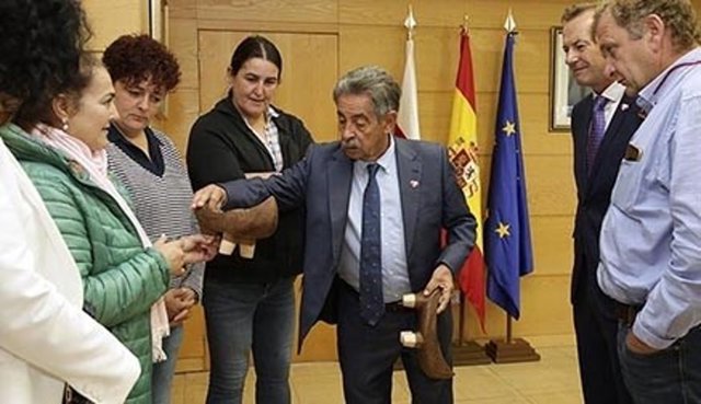La ganadera cántabra Teresa Callejo con el presidente regional, Miguel Ángel Revilla