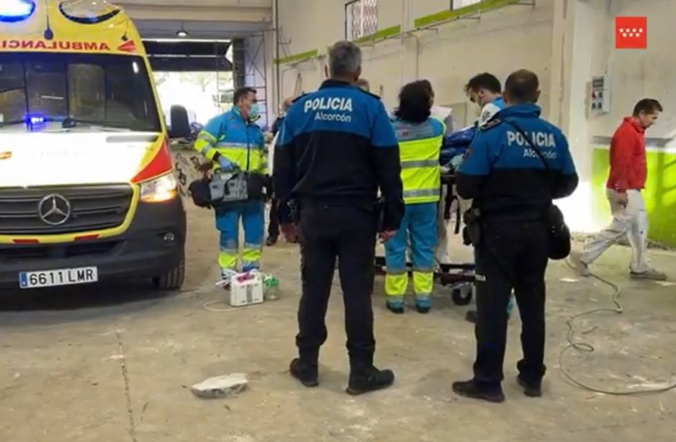 Archivo - Herido grave un obrero al caer de la cubierta de una nave en Alcorcón