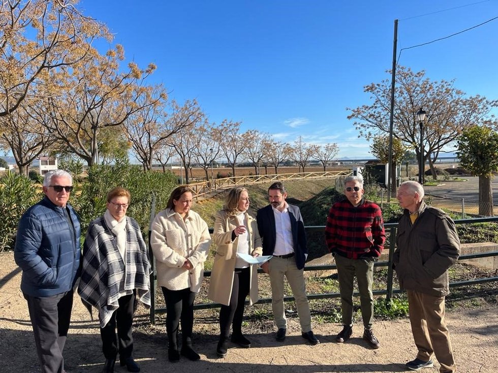 El secretario general del PP de Málaga, José Ramón Carmona, y la presidenta de la ELA de Bobadilla Estación, Diana Ramos, informan sobre el Arroyo Villalta