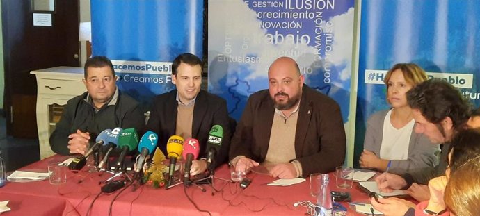Dirigentes del PP, entre ellos el presidente provincial de Badajoz, Manuel Naharro, en el desayuno navideño 2022 con la prensa