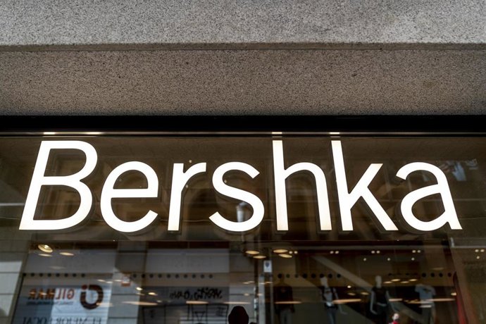 Archivo - Un cartel de una tienda Bershka