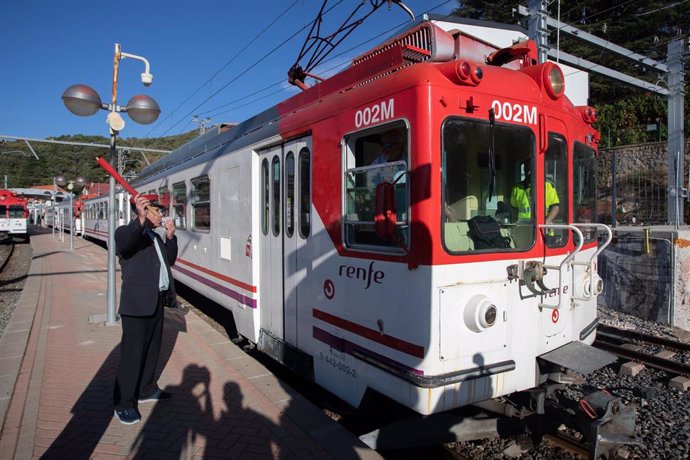 Archivo - Un revisor avisa de la salida del tren en la estación de Cotos, a 3 de septiembre de 2022, en Cotos