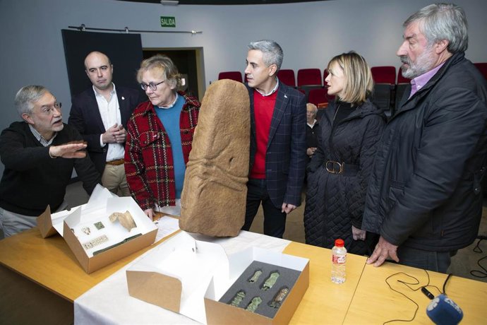El vicepresidente regional, Pablo Zuloaga, entrega a los ayuntamientos de Valderredible y Piélagos reproducciones facsimilares de objetos procedentes de yacimientos arqueológicos de ambos municipios