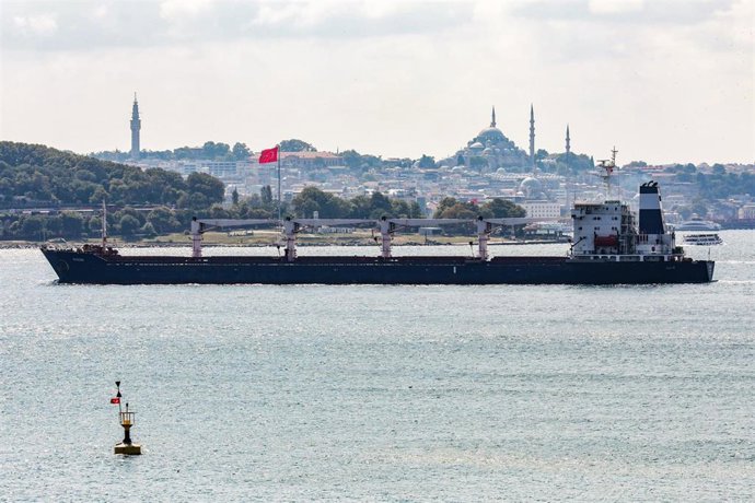 Archivo - Buque de carga con toneladas de cereal ucraniano en aguas de Turquía