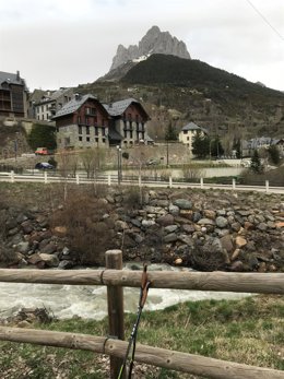 Archivo - Sallent de Gállego con la Foratata al fondo