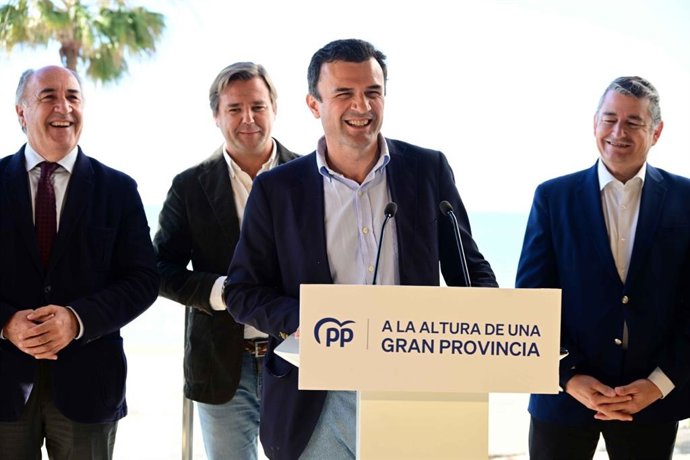 Bruno García con Antonio Sanz, Antonio Repullo y José Ignacio Landaluce al fondo.