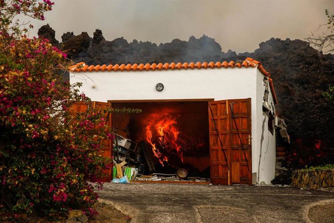 Archivo - La lava del volcán de Cumbre Vieja destruye una casa de la zona de Los Llanos