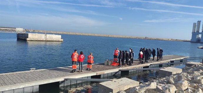Personal de Cruz Roja atiende en el puerto de Alicante a migrantes interceptados en una patera cerca de Santa Pola