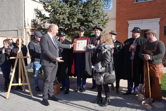 De Vicente en el momento que entrega el reconocimiento de la Fiesta de Los Santos Inocentes a la alcaldesa de Juarros de Voltoya.