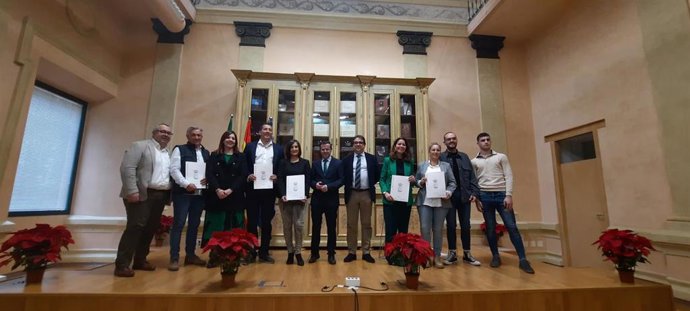 Autoridades en la entrega en Badajoz de convenios sobre centros residenciales para personas mayores con dependencia y de titularidad municipal