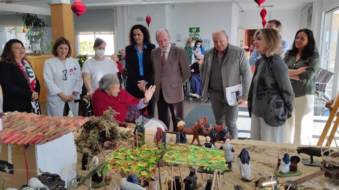 El presidente de la Diputación de Sevilla, Fernando Rodríguez Villalobos, y la diputada del Área de Cohesión Social e Igualdad, Rocío Sutil, han visitado el belén realizado por residentes del centro de mayores San Ramón.