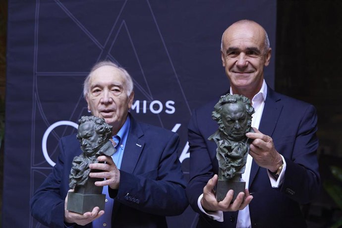 Archivo - El presidente de la Academia de las Artes y las Ciencias Cinematográficas de España, Fernando Méndez-Leite,posa junto a el lcalde de Sevilla, Antonio Muñoz