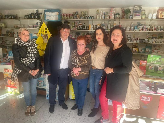 El alcalde de Huelva, Gabriel Cruz, junto a algunas de las integrantes de la nueva asociación de empresarios del Distrito VI.