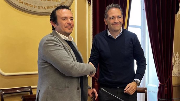 El alcalde de Cádiz en la firma del nuevo contrato de recogida de basura y limpieza con Valoriza.