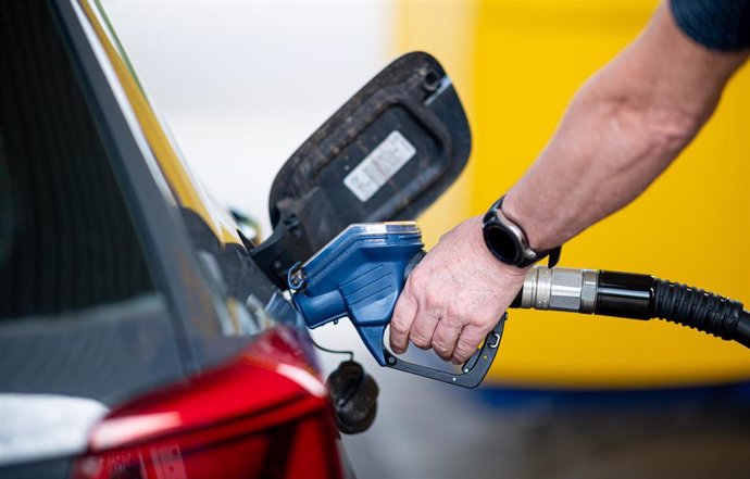 Archivo - Un hombre echando gasolina en Hamburgo, Alemania