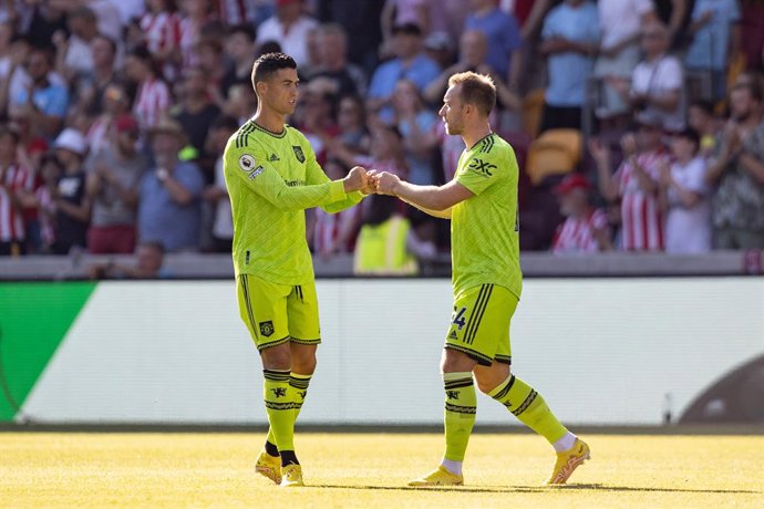 Archivo - Manchester United forward Cristiano Ronaldo (7) and Manchester United midfielder Christian Eriksen (14) during the English championship Premier League football match between Brentford and Manchester United on August 13, 2022 at the Brentford G