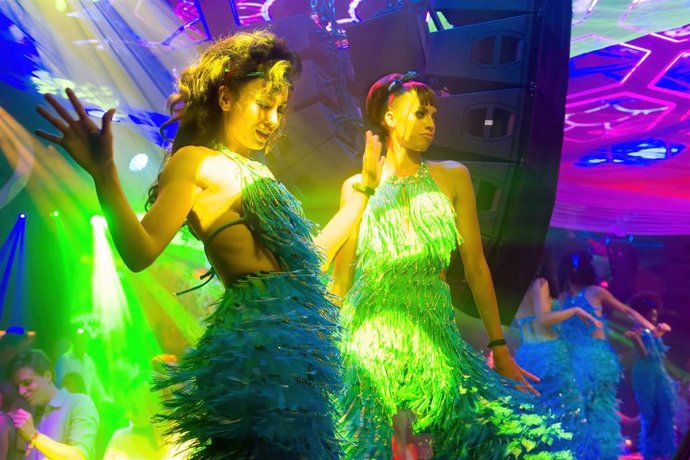 Archivo - Dos bailarinas en la fiesta Flower Power en la discoteca Pacha Ibiza.