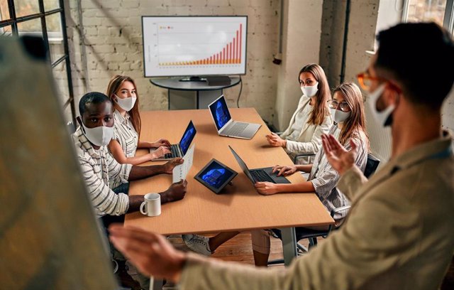 Empleados utilziando la tecnología de Lenovo y Microsoft Teams