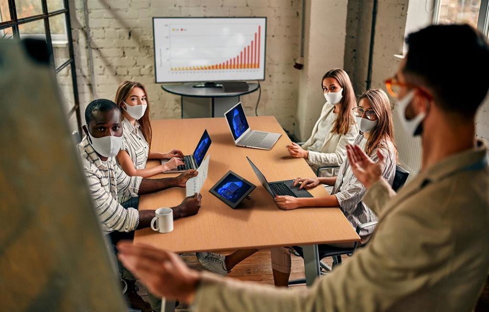 Empleados utilziando la tecnología de Lenovo y Microsoft Teams