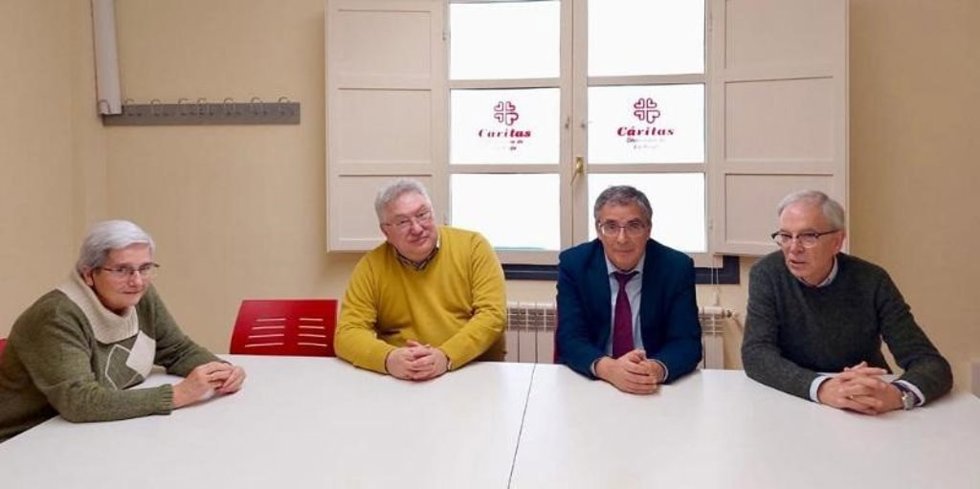 El consejero de Servicios Sociales y Gobernanza, Pablo Rubio, visita la sede de Cáritas