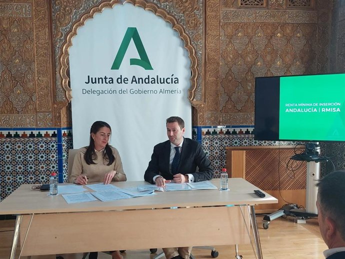 La delegada de la Junta en Almería junto con el delegado territorial de Inclusión Social.
