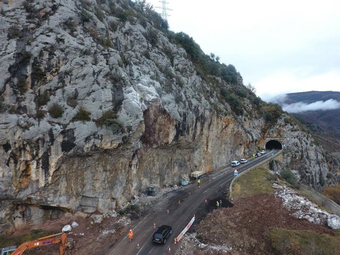 Reparación en la N-230 de los daños ocasionados por la borrasca Efraín en Sopeira (Huesca)
