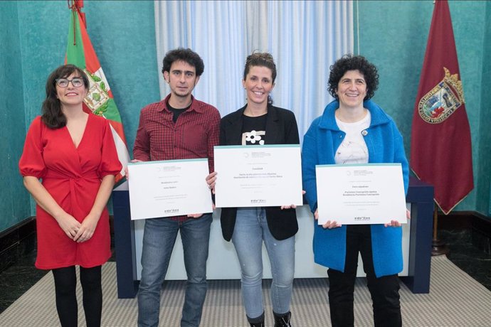 Álava reconoce con los premios FISA a la Asociación Sartu, Mendialdea Radio y Residencia Purísima Concepción