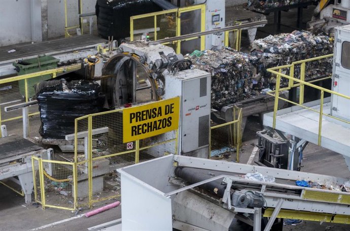 Archivo - Prensa de rechazos en la plataforma de separación de residuos en la planta de tratamiento de basura 'La Campiña', planta de tratamiento de basura 'La Campiña', a 20 de octubre de 2022, en Loeches, Madrid (España). Esta planta de tratamiento de