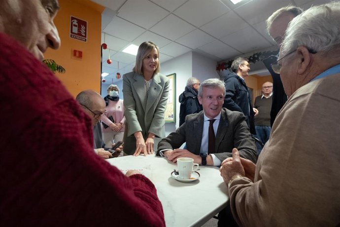 El titular del Gobierno gallego, Alfonso Rueda, acompañado de la conselleira de Política Social e Xuventude, Fabiola García, visita a los mayores que participan en el programa Xuntos polo Nadal en la Residencia de O Carballiño.
