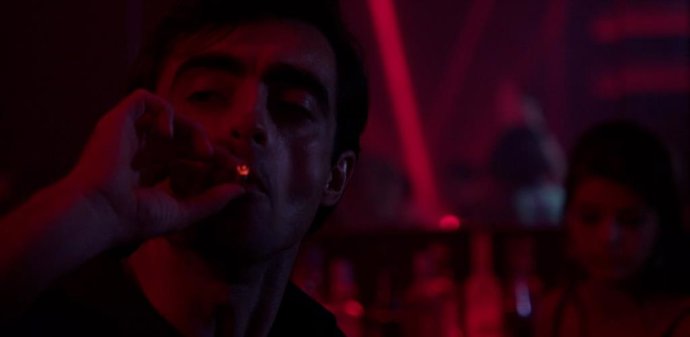 La película 'Quan No Acaba la Nit', el debut como director de Óscar Montón, se estrenará en 2023 para ofrecer un viaje al pasado de la conocida 'Ruta del Bakalao'.