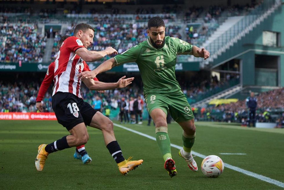 Archivo - Oscar de Marcos y Nabil Fekir pugan por un balón en el Betis-Athletic Club de LaLiga Santander 2021-2022