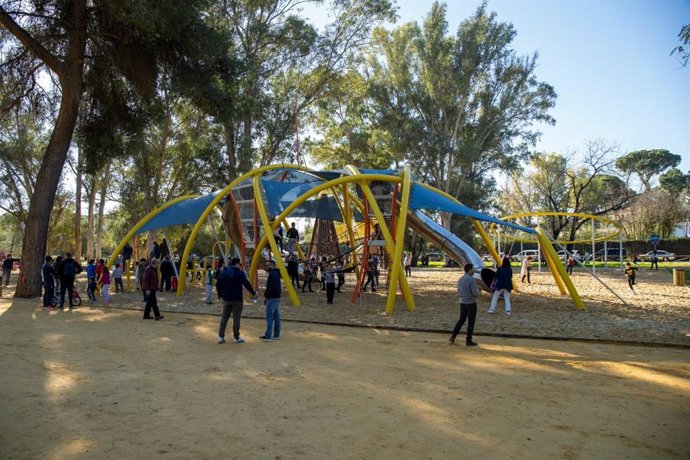 La modernización de este parque, de proyección metropolitana, incluye las últimas condiciones de innovación, seguridad y atractivo para pequeños y familias con cuatro tirolinas, torres, y una cueva con puentes colgantes y zonas de escalada.