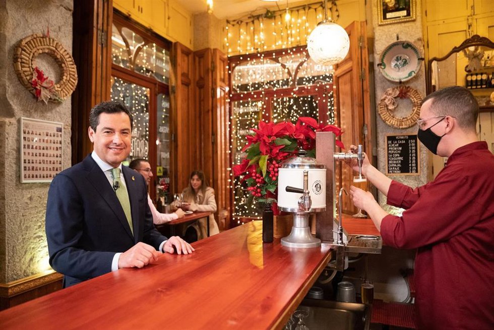 Archivo - El presidente de la Junta de Andalucía, Juanma Moreno, en una foto de archivo durante su mensaje de fin de año 2021 grabado en una taberna de Granada.