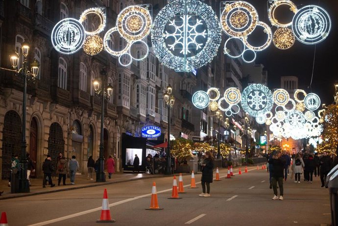 Varias personas pasean por el centro de la ciudad de Vigo para disfrutar de la iluminación navideña, a 17 de diciembre de 2022, en Vigo, Pontevedra, Galicia (España). 