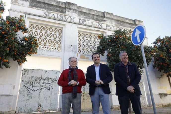 El alcalde de Córdoba, José María Bellido (centro), Fuentes (izda.), y el presidente del Imdeco, Manuel Torrejimeno, ante el estadio de San Eulogio, en la presentación este martes de las obras de reforma del mismo.