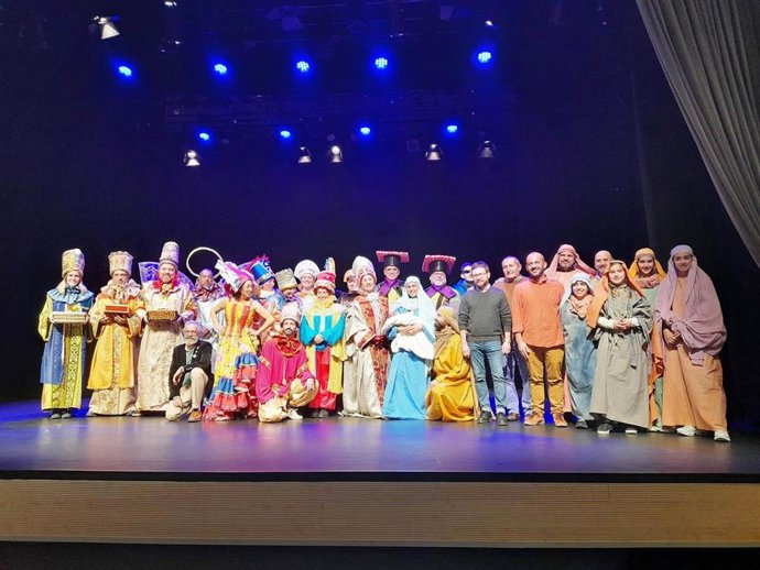 Reparto de la obra 'L'Adoració dels Tres Reis d'Orient' durante el ensayo.